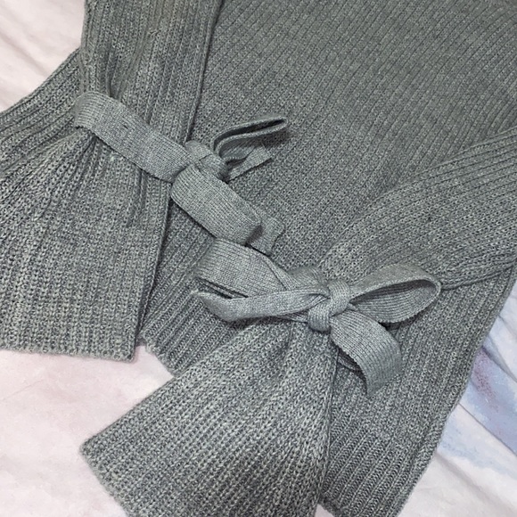 Cut-out grey sweater 🦶 - Picture 2 of 3